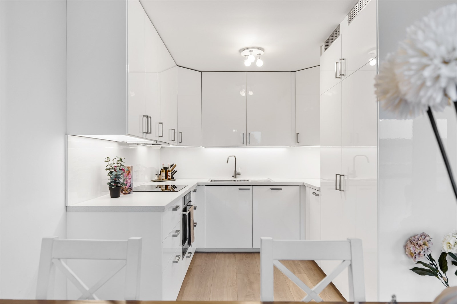 Oppvaskkum av stål med 1-greps blandebatteri og avløpsrør av plast. Galleribilde