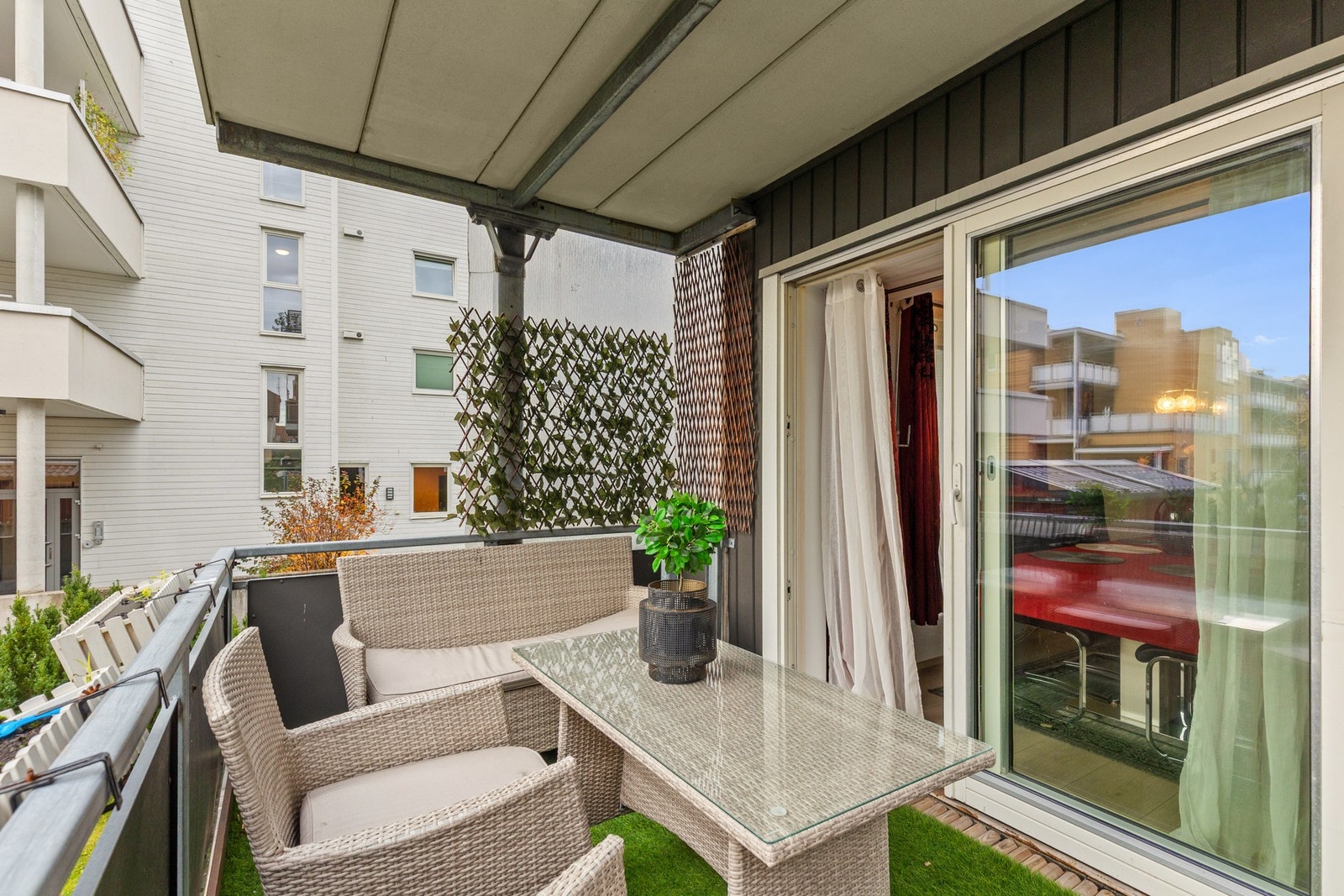 Takoverbygd balkong på 9 kvm med utgang fra spisestue. Galleribilde