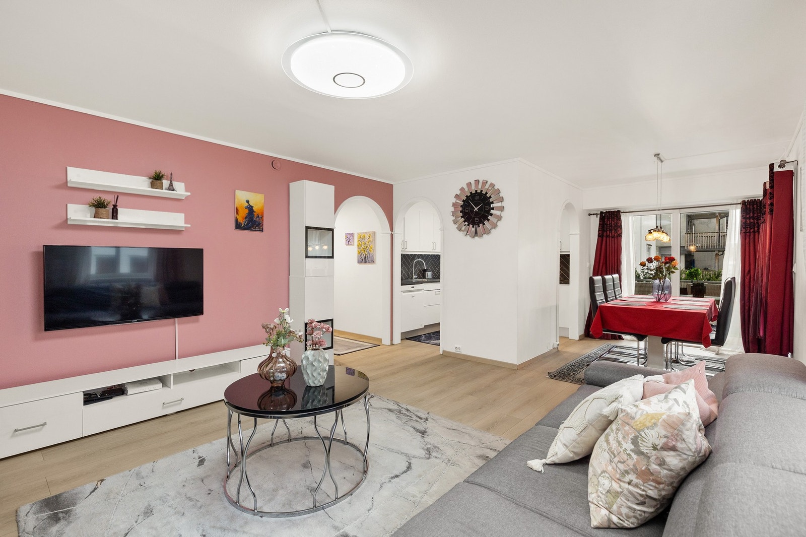 Romslig stue/spisestue med delvis adskilt kjøkken. Boligen har tre himmelretninger, noe som gir svært gode lysforhold. Galleribilde