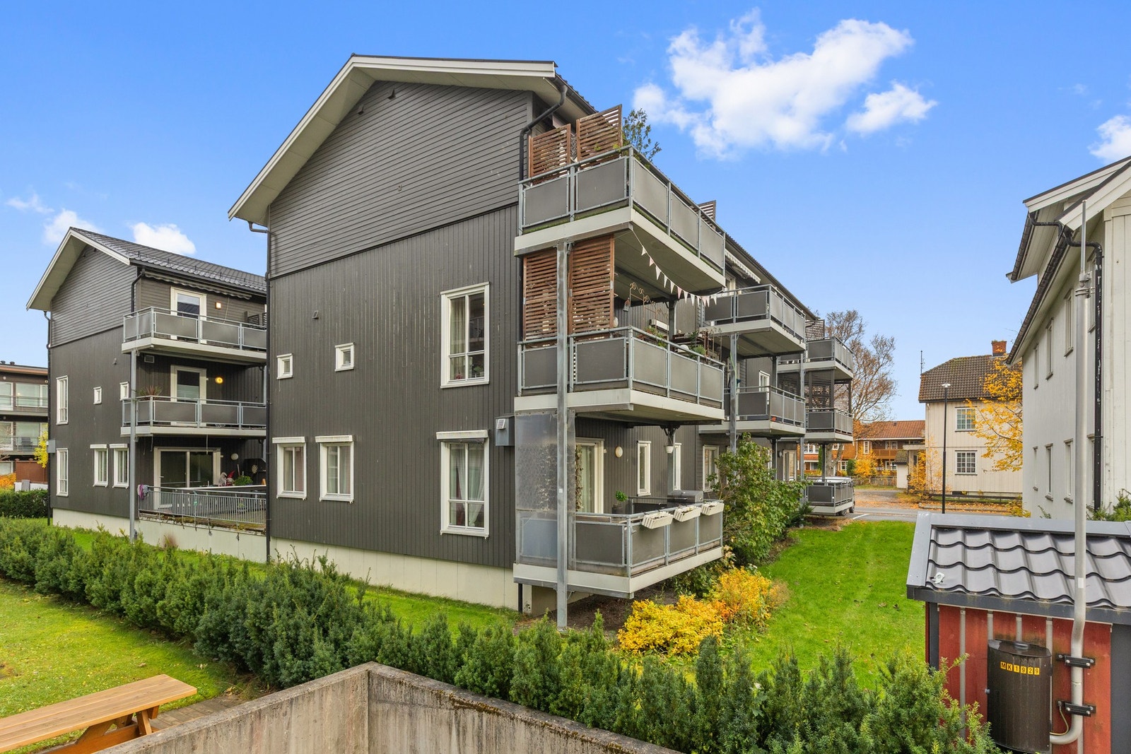 Det er kontinuerlig tatt hånd om felles vedlikehold, der bla. hele boligen er malt utvendig i nyere tid. Galleribilde