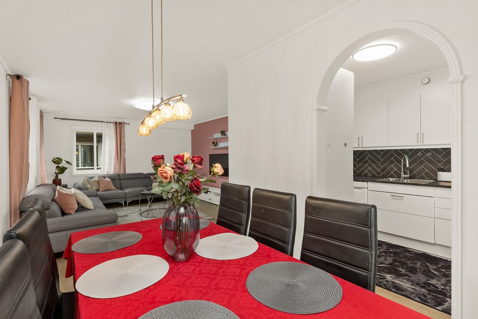 Felleskostnadene inkluderer bla. felles forsikring, strøm i fellesareal, bredbånd, TV, brøyting, vedlikehold av felles områder, installasjoner, kommunale avgifter og renovasjon. Galleribilde