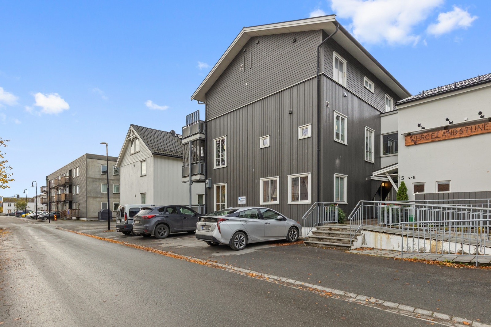 Det finnes i tillegg 8 gjesteparkeringsplasser utendørs, fordelt på totalt 10 leiligheter i sameiet. Galleribilde