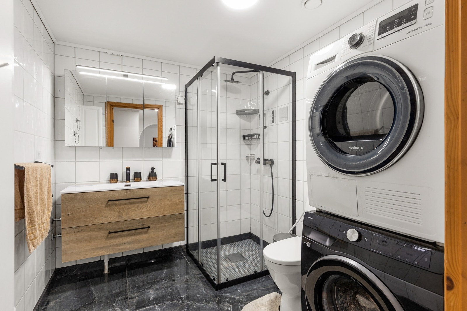 Flislagt baderom modernisert i 2023 med bla. nye fliser på gulv, nytt dusjhjørne, blandebatterier, toalett og servantskap. Galleribilde