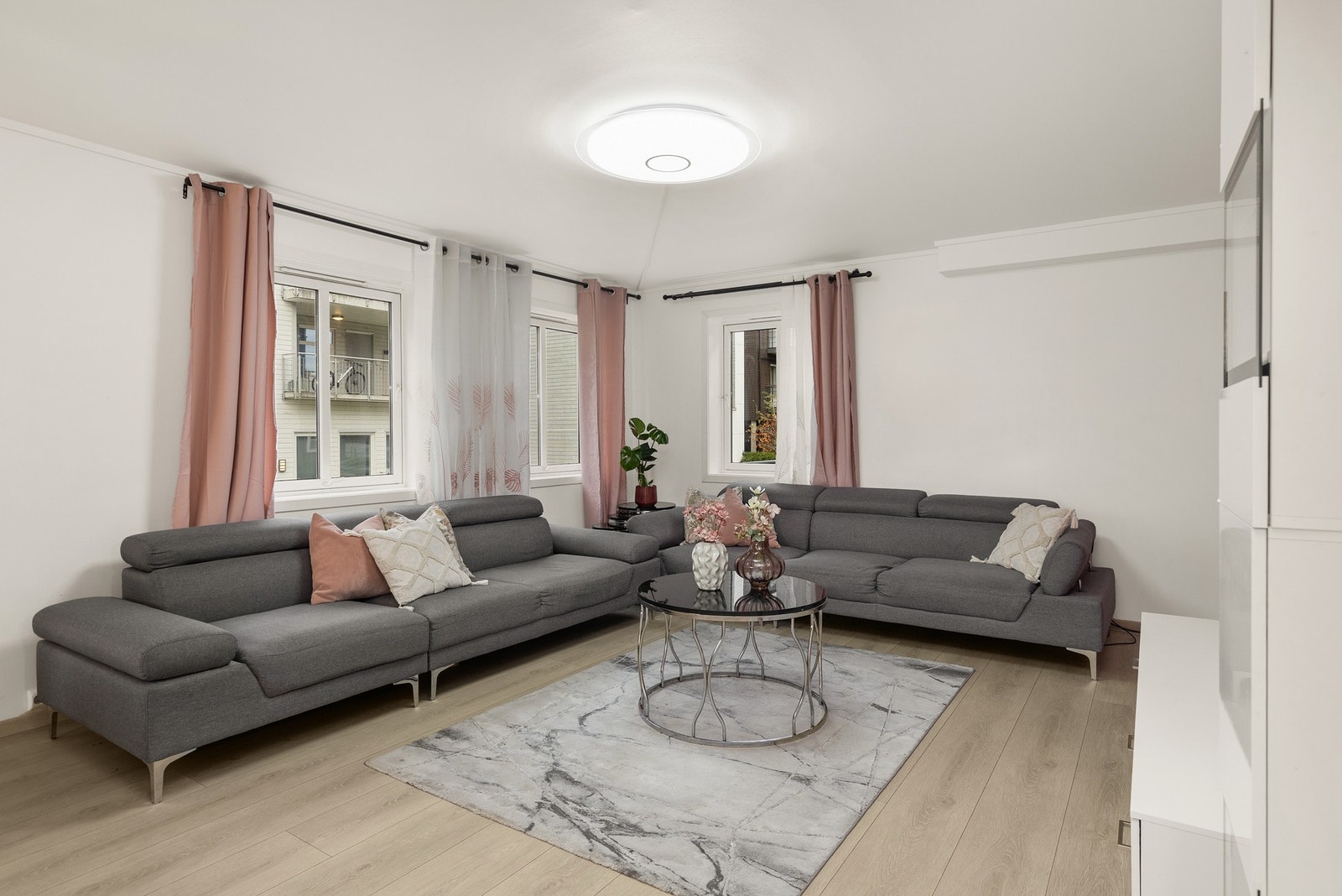 Boligen rommer gang, 2 soverom, bod, baderom, stue, kjøkken og spisestue med utgang til balkong. Parkering og bod i kjeller. Galleribilde