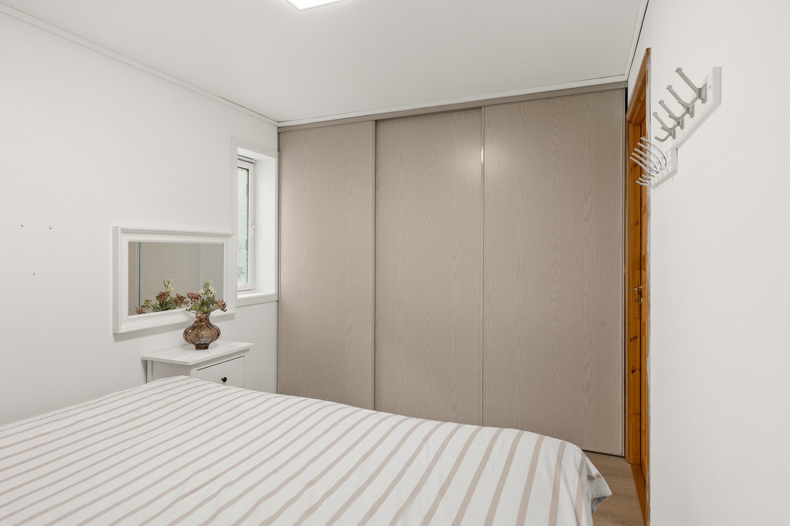 Hovedsoverom er innredet med skyvedørsgarderobe. Galleribilde