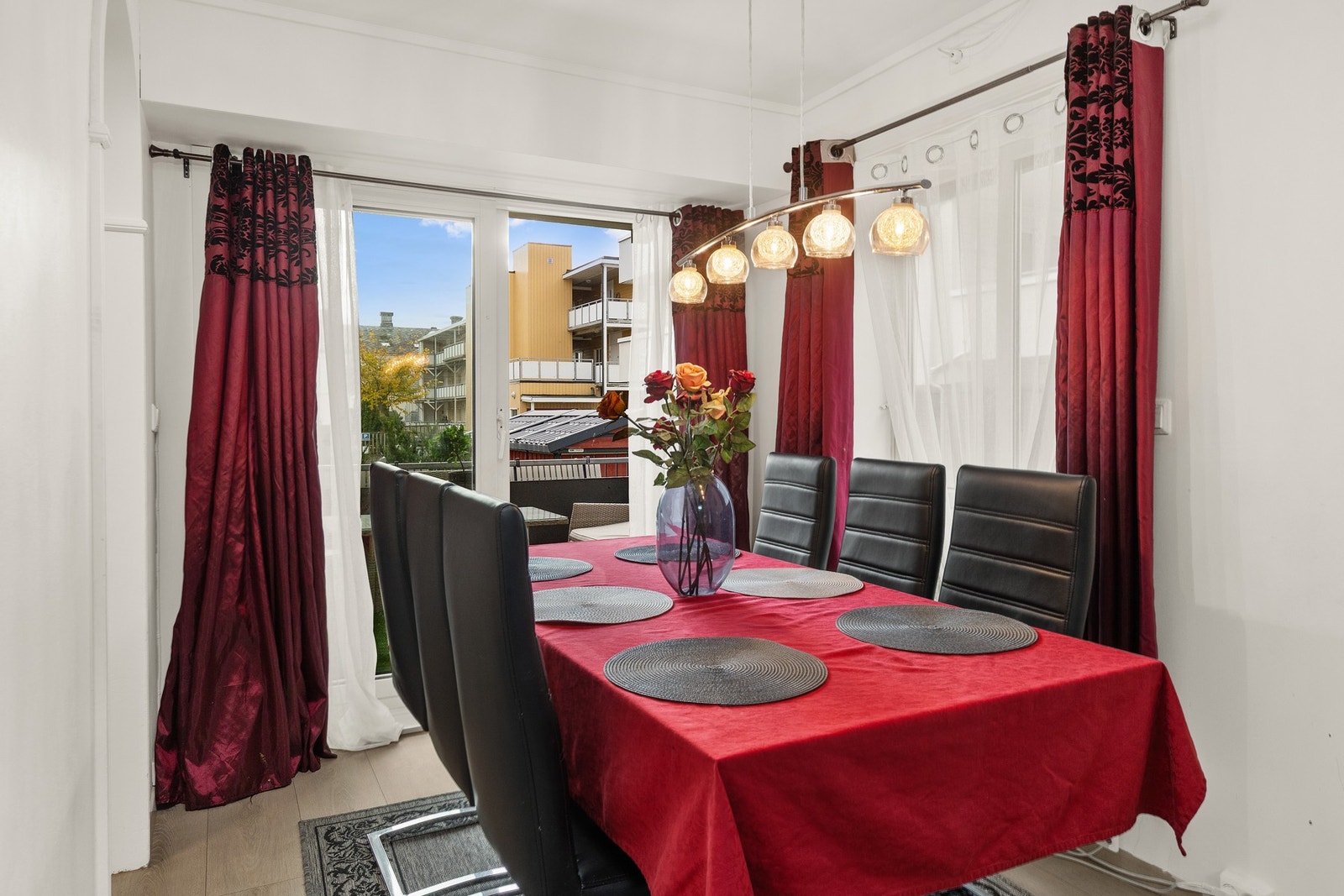 Det ble i 2023 bla. lagt nytt laminatgulv i hele leiligheten (livstidsgaranti) - Malte overflater på vegger. Galleribilde