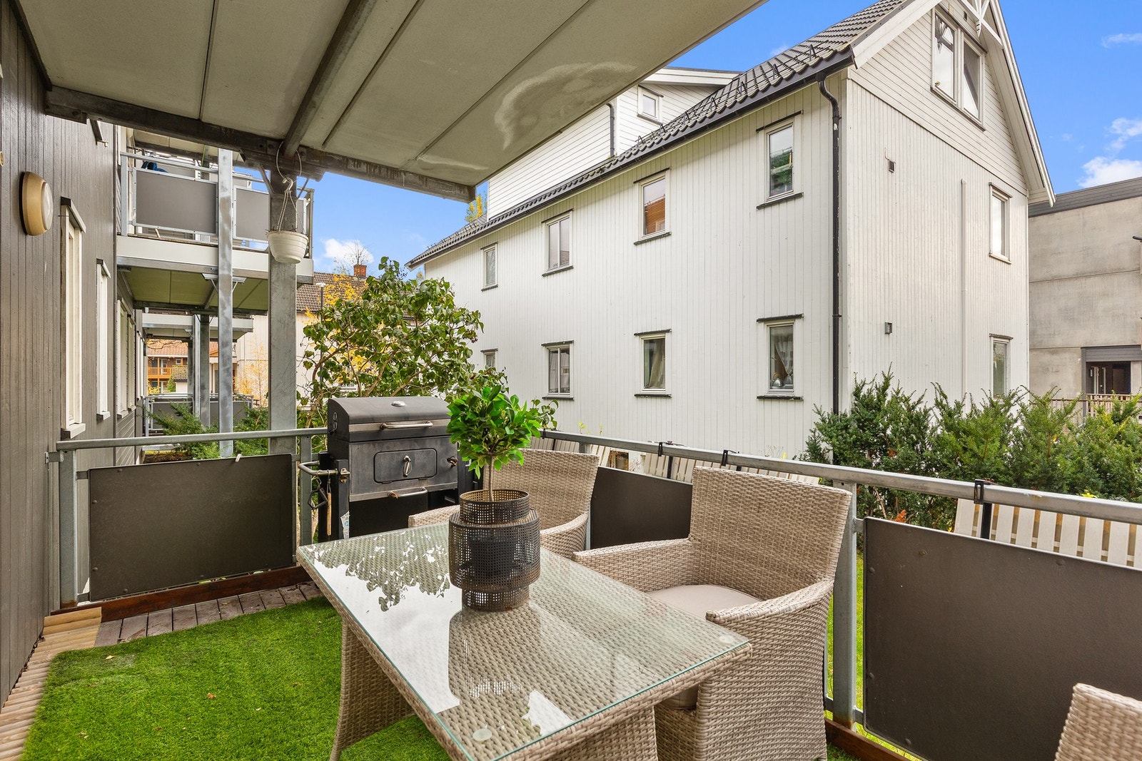 Et hyggelig og tilbaketrukket område - Balkong med god plass til diverse utemøblement. Galleribilde