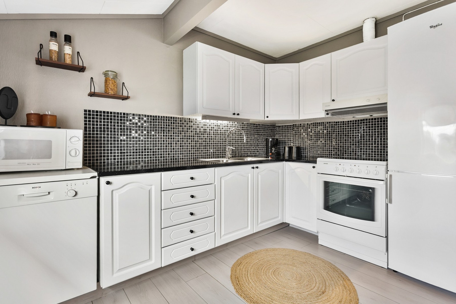 Kjøkken - 8 kvm. Pen innredning med avsatt plass for hvitevarer Galleribilde