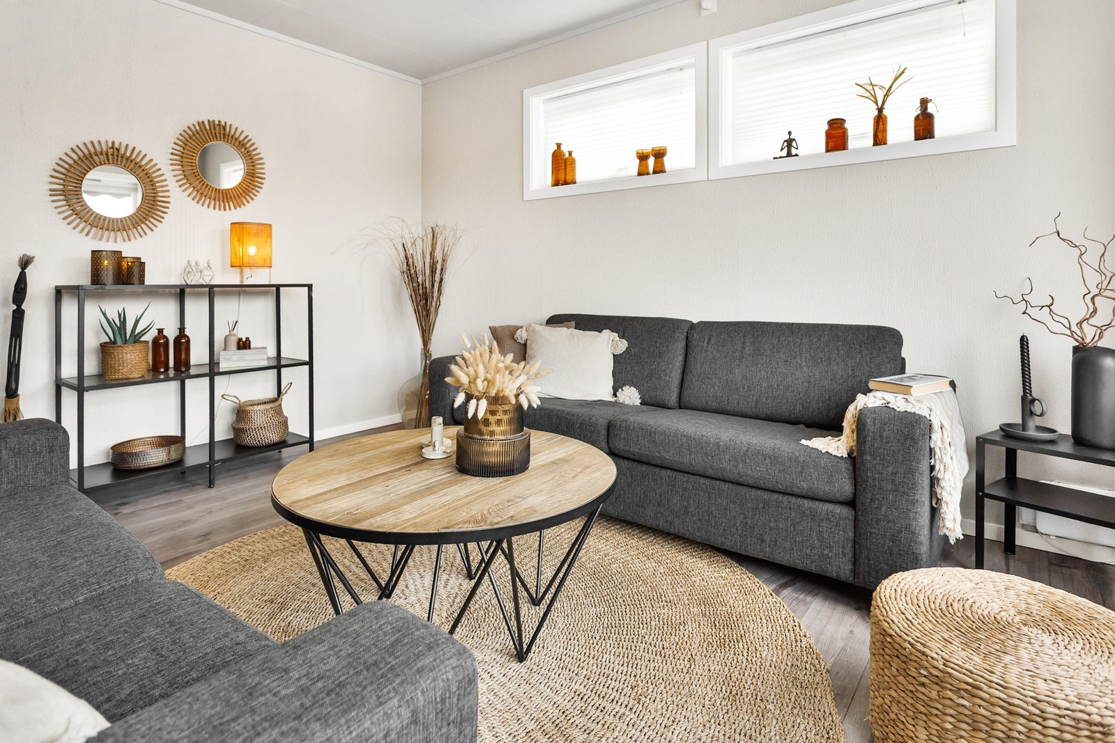 Leiligheten er holdt i lyse og tidsriktige farger Galleribilde