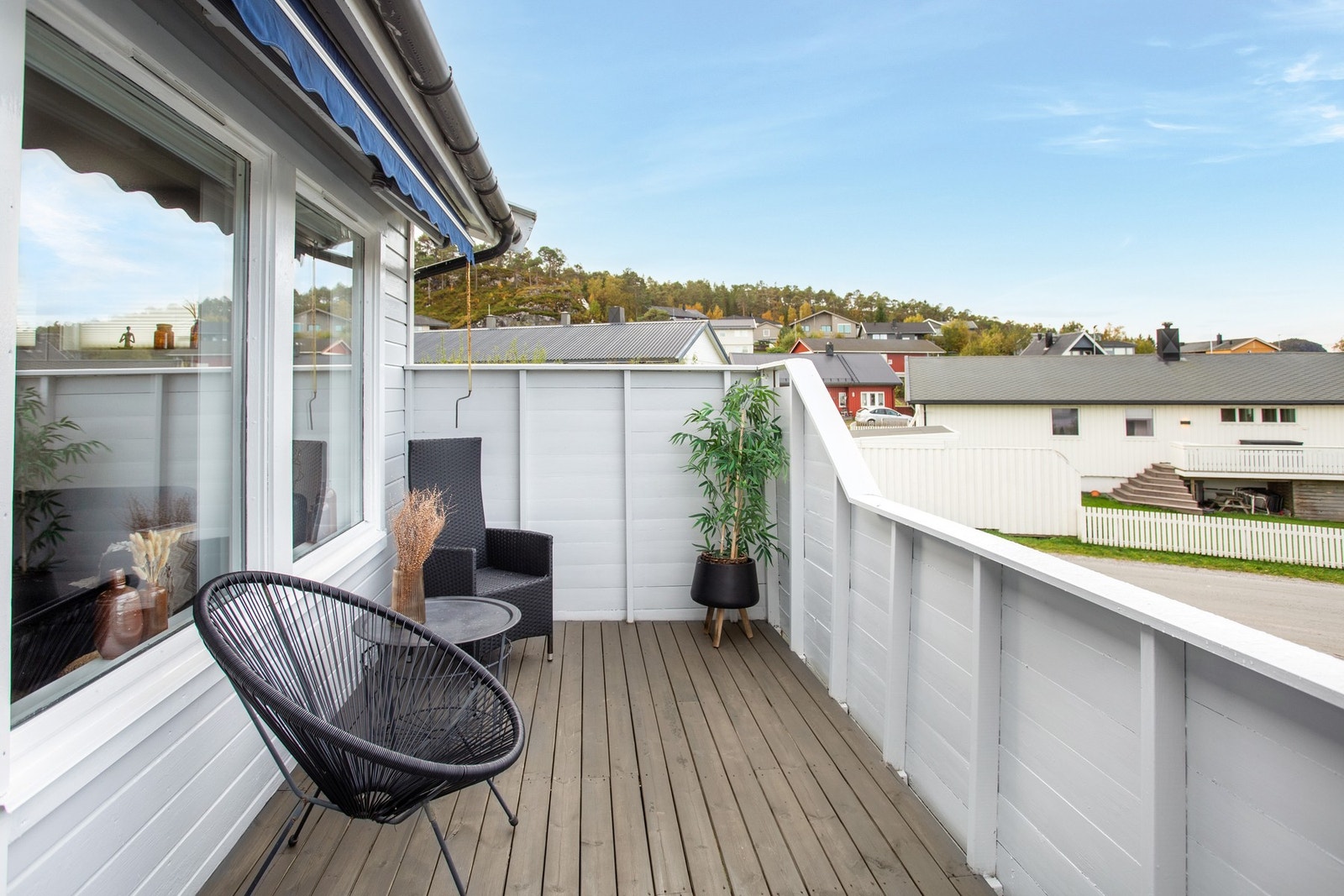 Fra stuen er det utgang til veranda på ca 10,5 kvm. Gode solforhold! Galleribilde