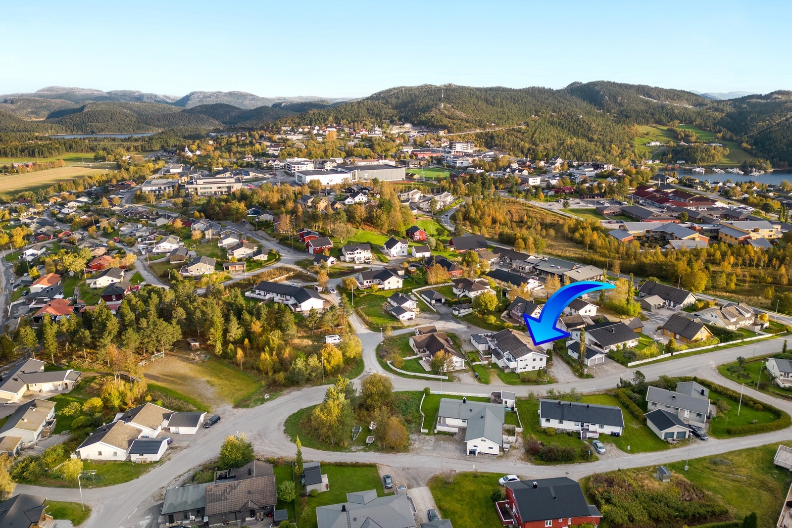 Ca 500 m fra sentrum av Kolvereid med matbutikker og restauranter. Galleribilde