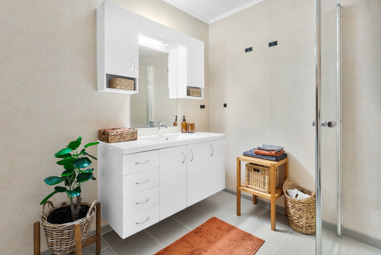 Utstyrt med servantskap, dusj og toalett Galleribilde