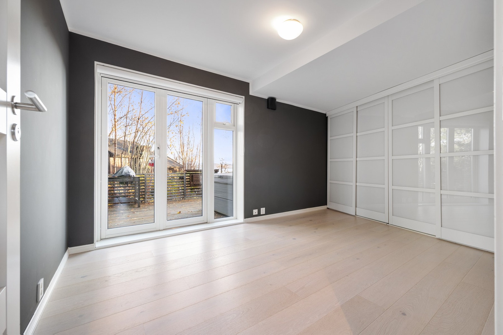 Stort soverom med innebygd garderobeskap og adkomst ut til terrasse Galleribilde