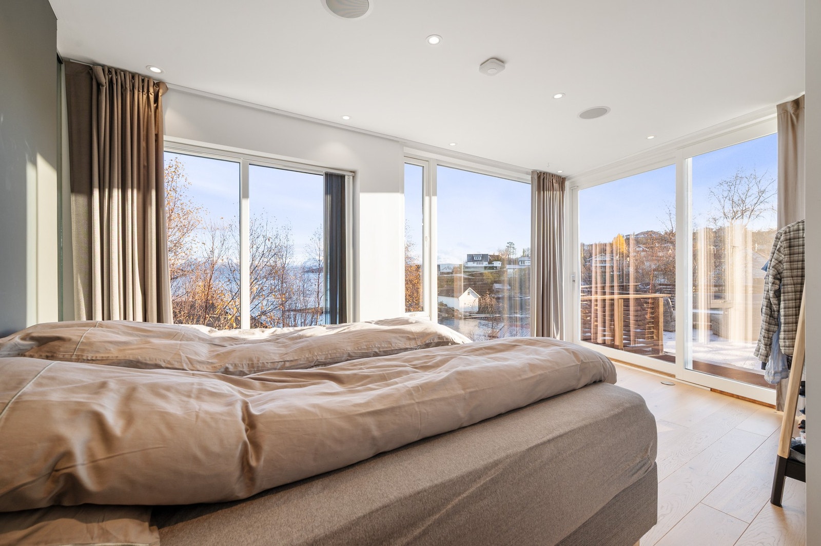 Hovedsoverommet oser av komfort og lusus - her får du virkelig hotellfølelsen omringet av panoramavinduer! Galleribilde