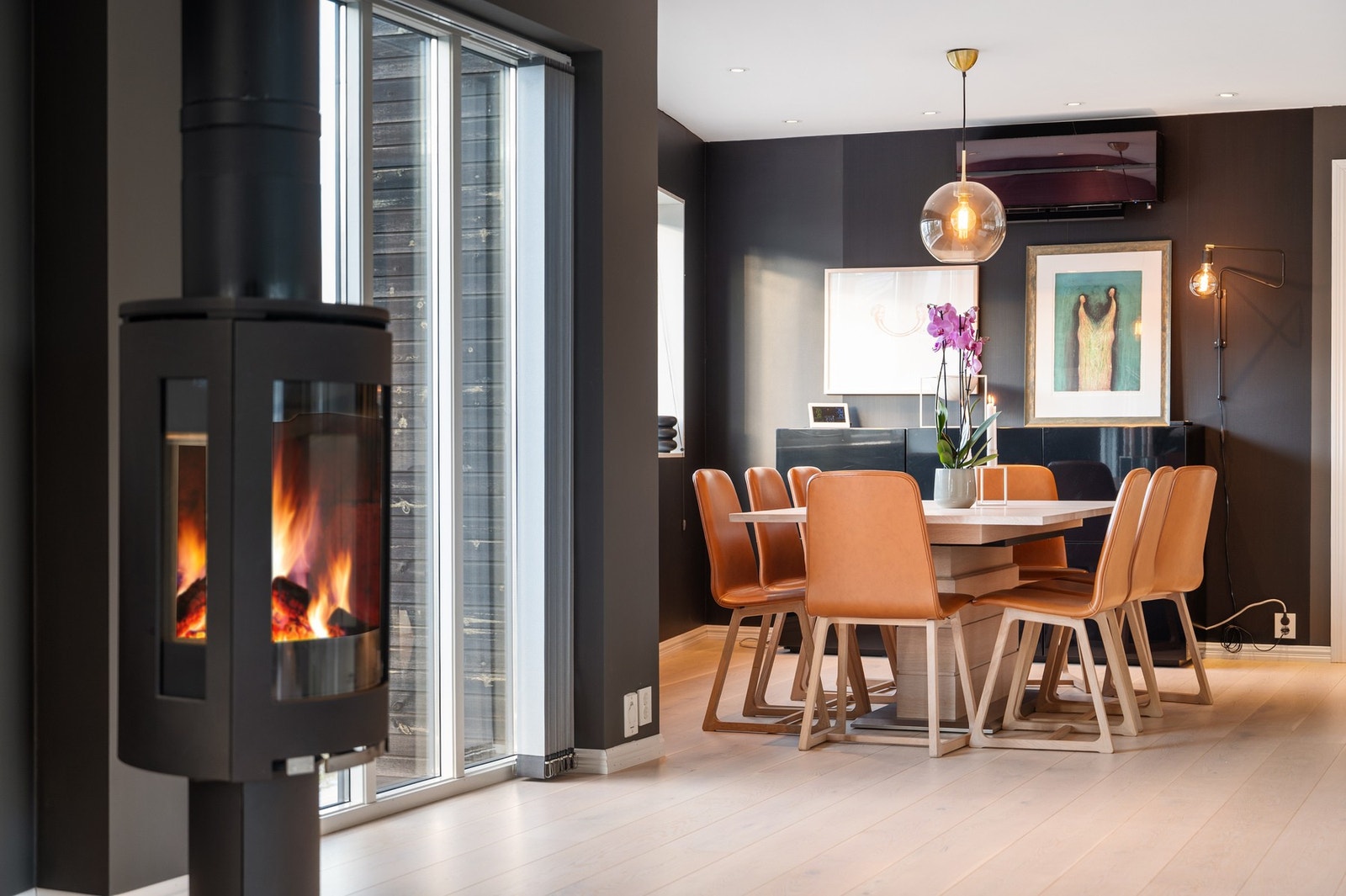 Varmepumpe over spisestua går i ett med veggen og sørger for at du får akkurat den temperaturen du ønsker - året rundt! Galleribilde