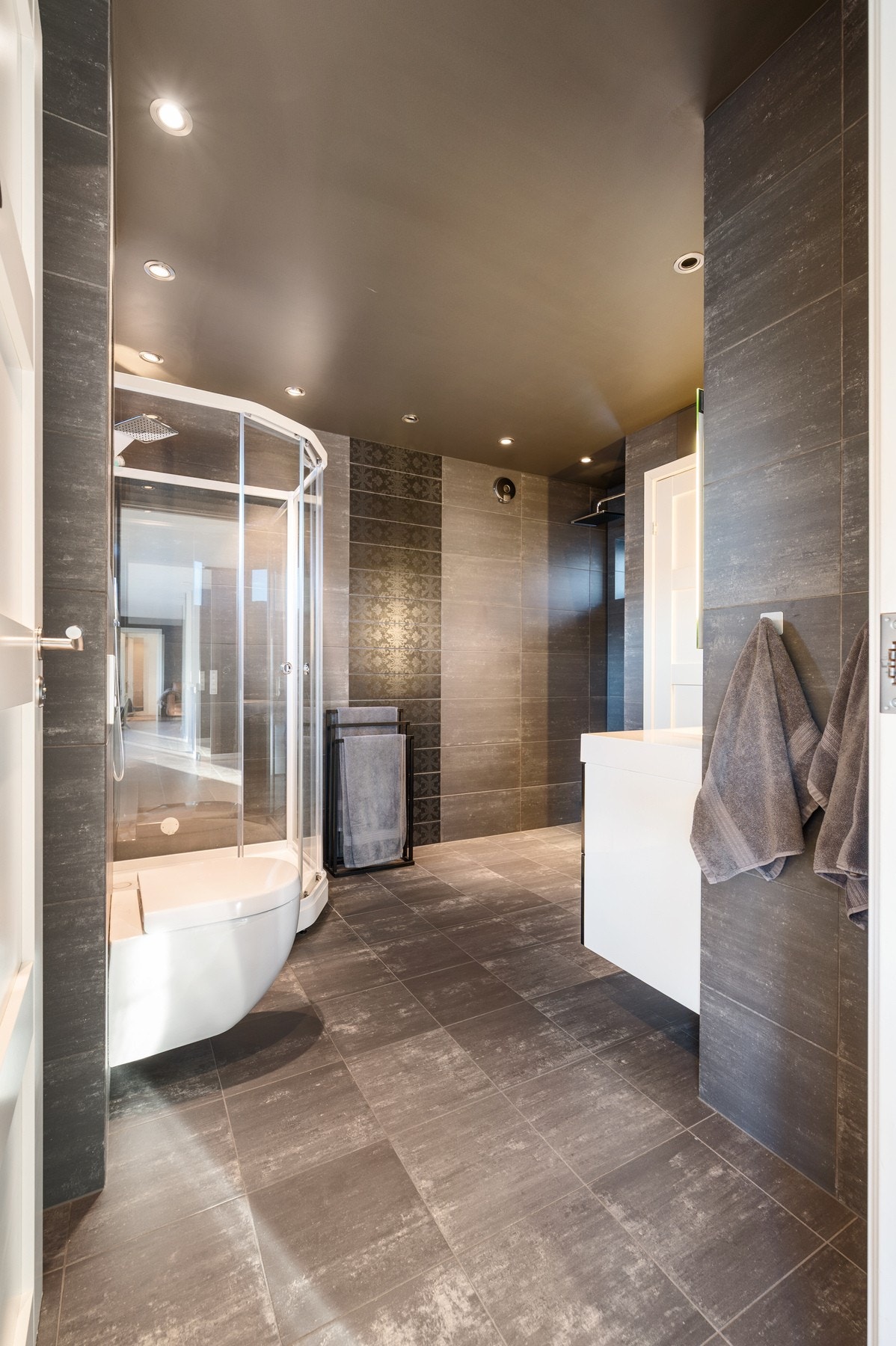 Her kommer vi inn på et delikat og romslig bad Galleribilde