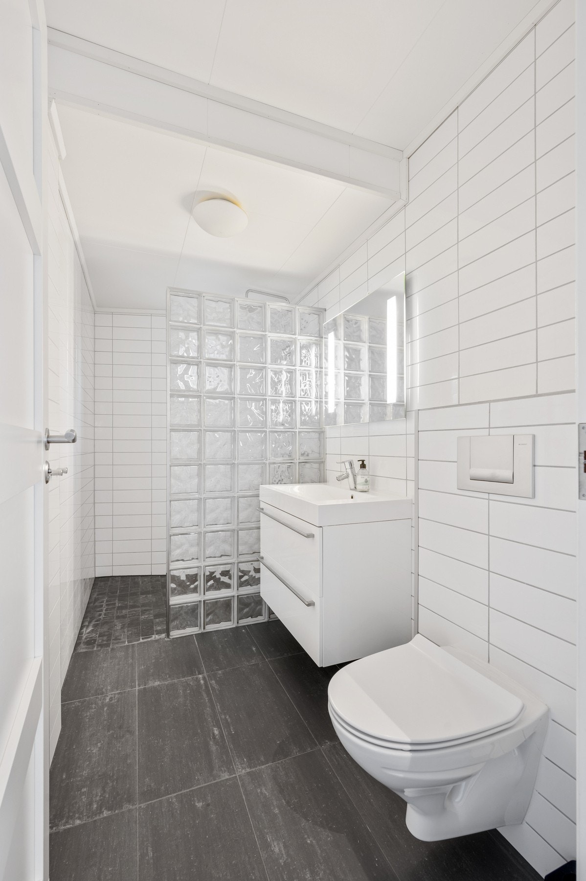 Bad 2 inneholder dusjnisje, servantinnredning og toalett Galleribilde