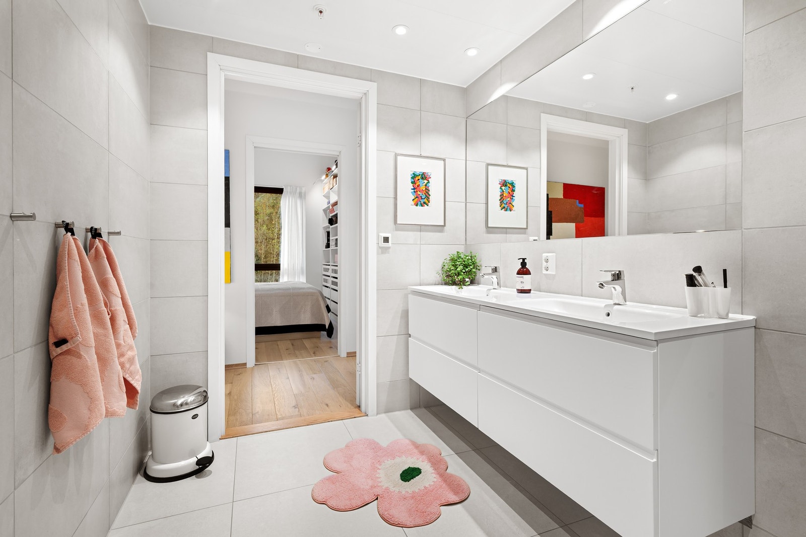 Dobbel servant, nedfelt i moderne baderomsinnredning. Store, belyste speilflater. Galleribilde