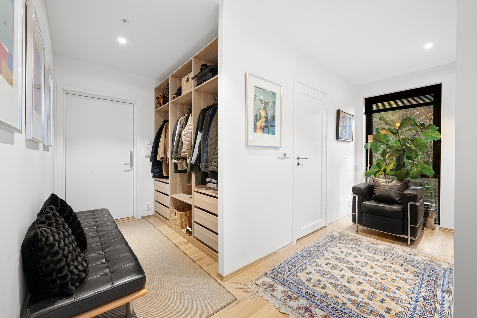 Det medfølger en innvendig bod, samt en bod i kjeller. Heis ned til fast parkeringsplass med el-bil lader, i oppvarmet garasjekjeller. Galleribilde