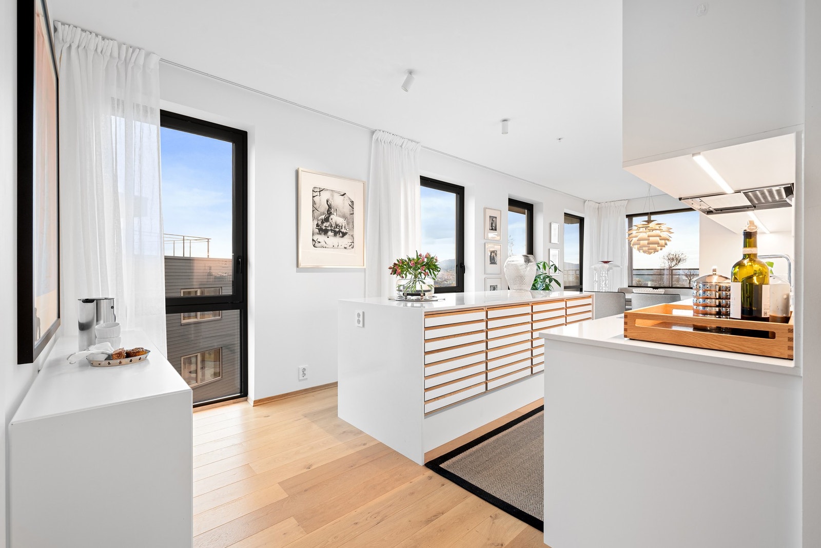 Kvalitetskjøkken fra Sigdal. Oppgradert med stilig Unoform kjøkkenøy. Silestone benkeplate. Galleribilde