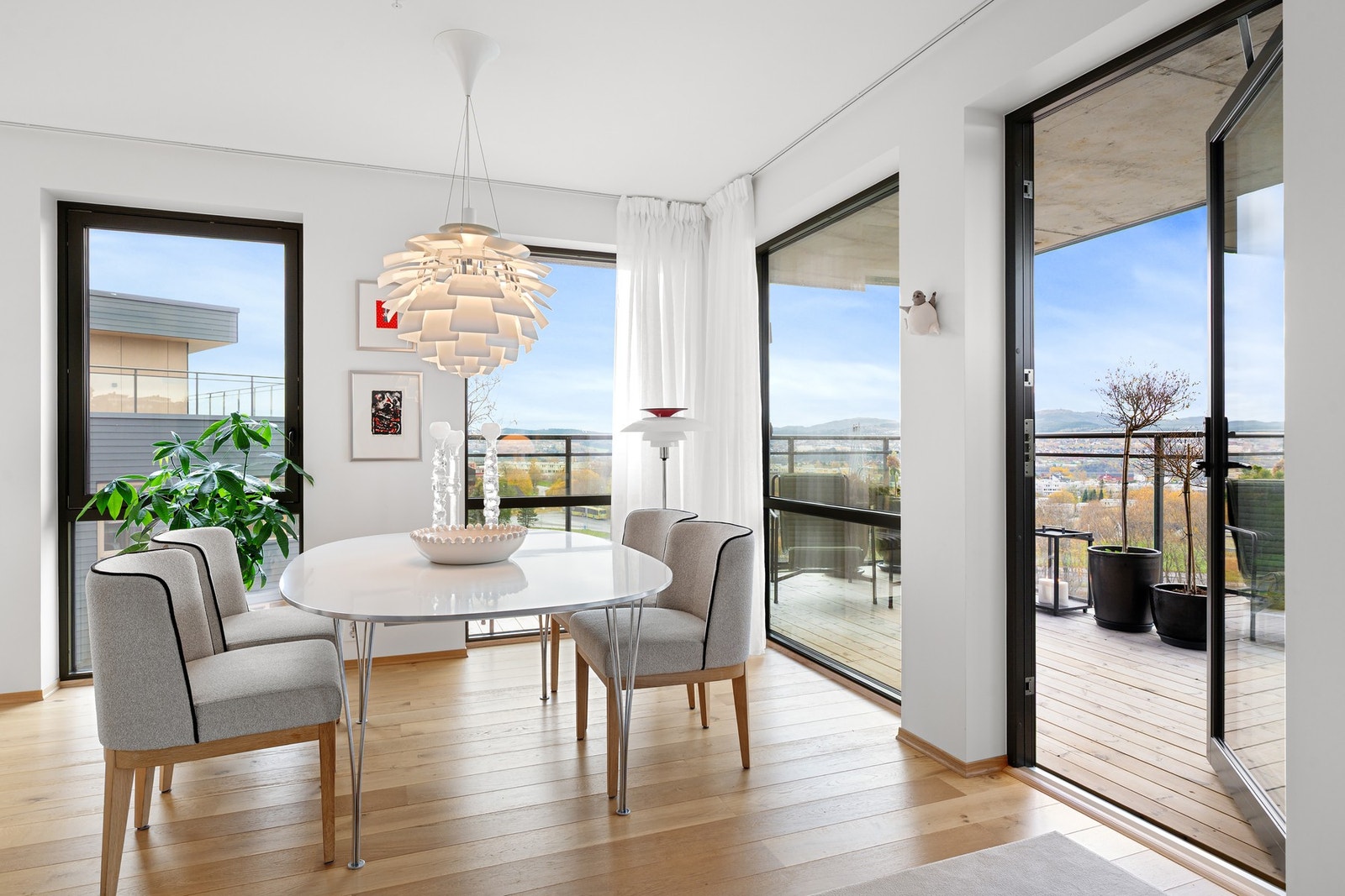 Åpen og fin løsning, som er godt egnet å møblere med egne soner. Galleribilde