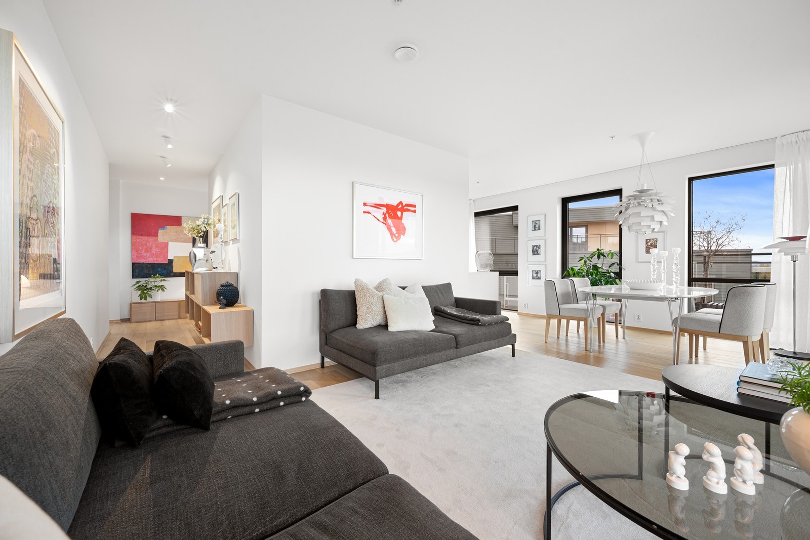 Balansert ventilasjon og fjernevarme med vannbåren varme i gulv, gir en god komfort og atmosfære. Galleribilde