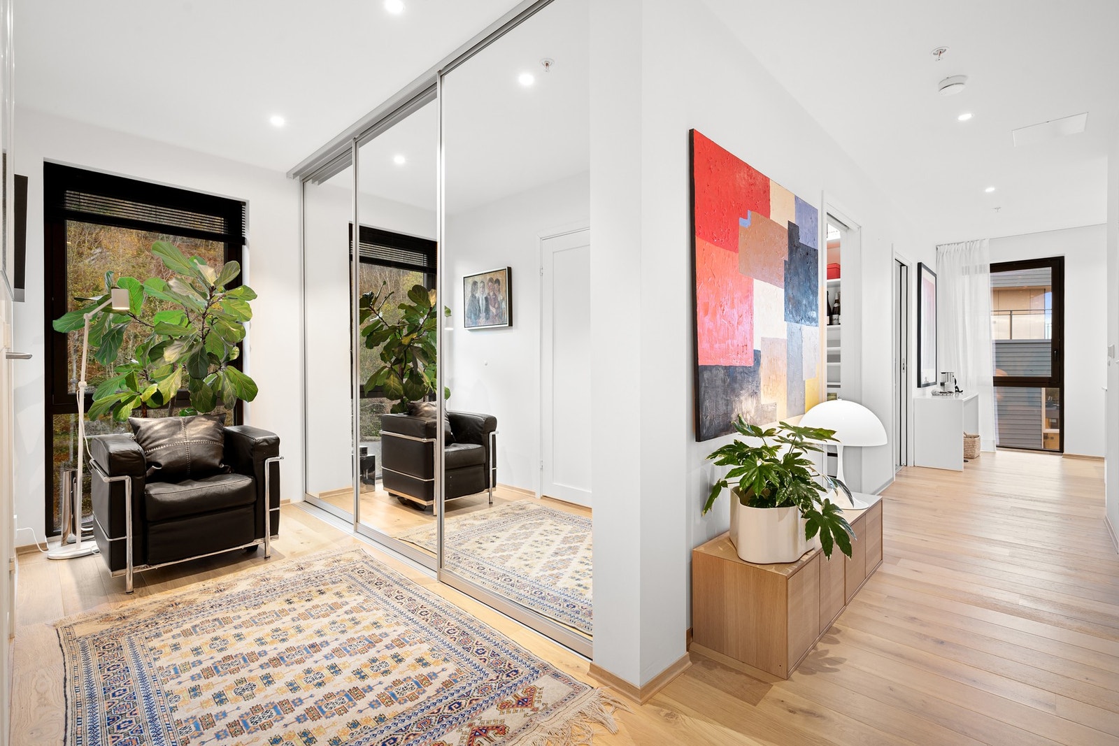 Endring av planløsning, har gitt en romslig hall med gode garderobeløsninger. Galleribilde