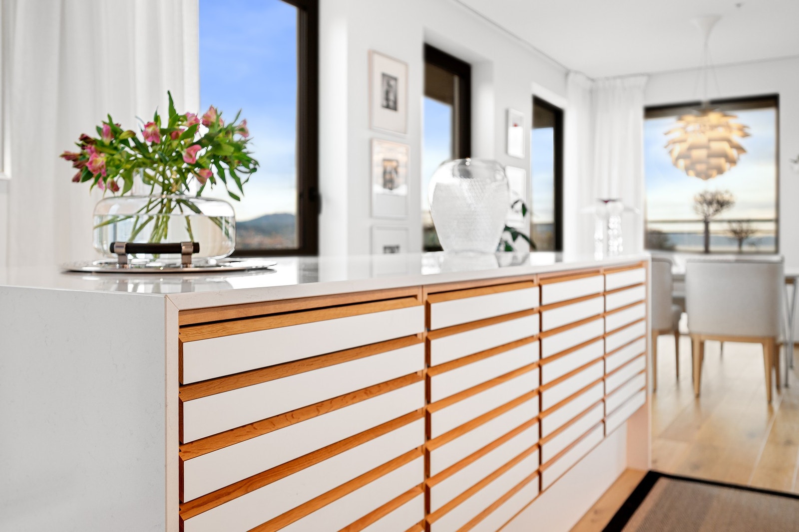 Gir utvidet oppbevaringsplass samt store benkeflater som er godt egnet for matlaging, baking og anretning. Galleribilde