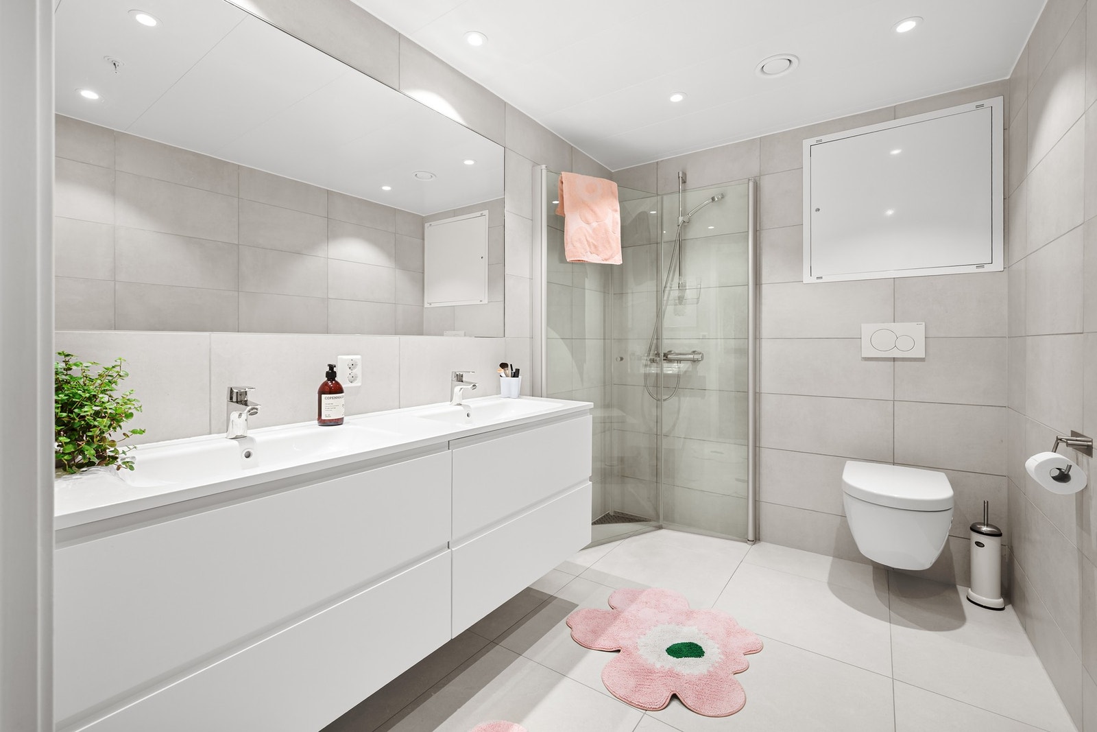 Delikat, flislagt bad. Behagelig gulvvarme. Downlights i himling. Galleribilde