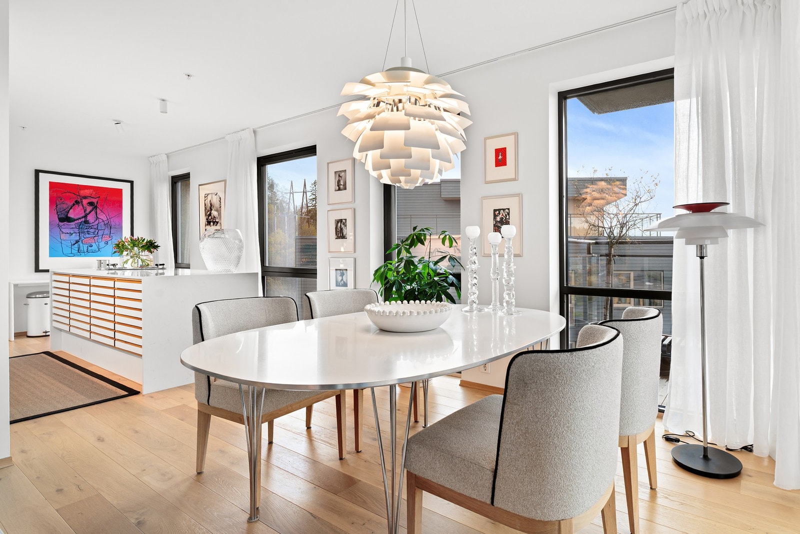 Fantastisk stue- og kjøkkenløsning på 37,6 kvadratmeter til sammen. God plass til spisestue. Galleribilde