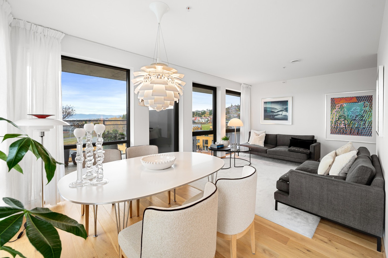 Vindusflater fra gulv til tak, gir masse lys og luft, og gir en umiddelbar tilgang til den nydelige utsikten. Galleribilde