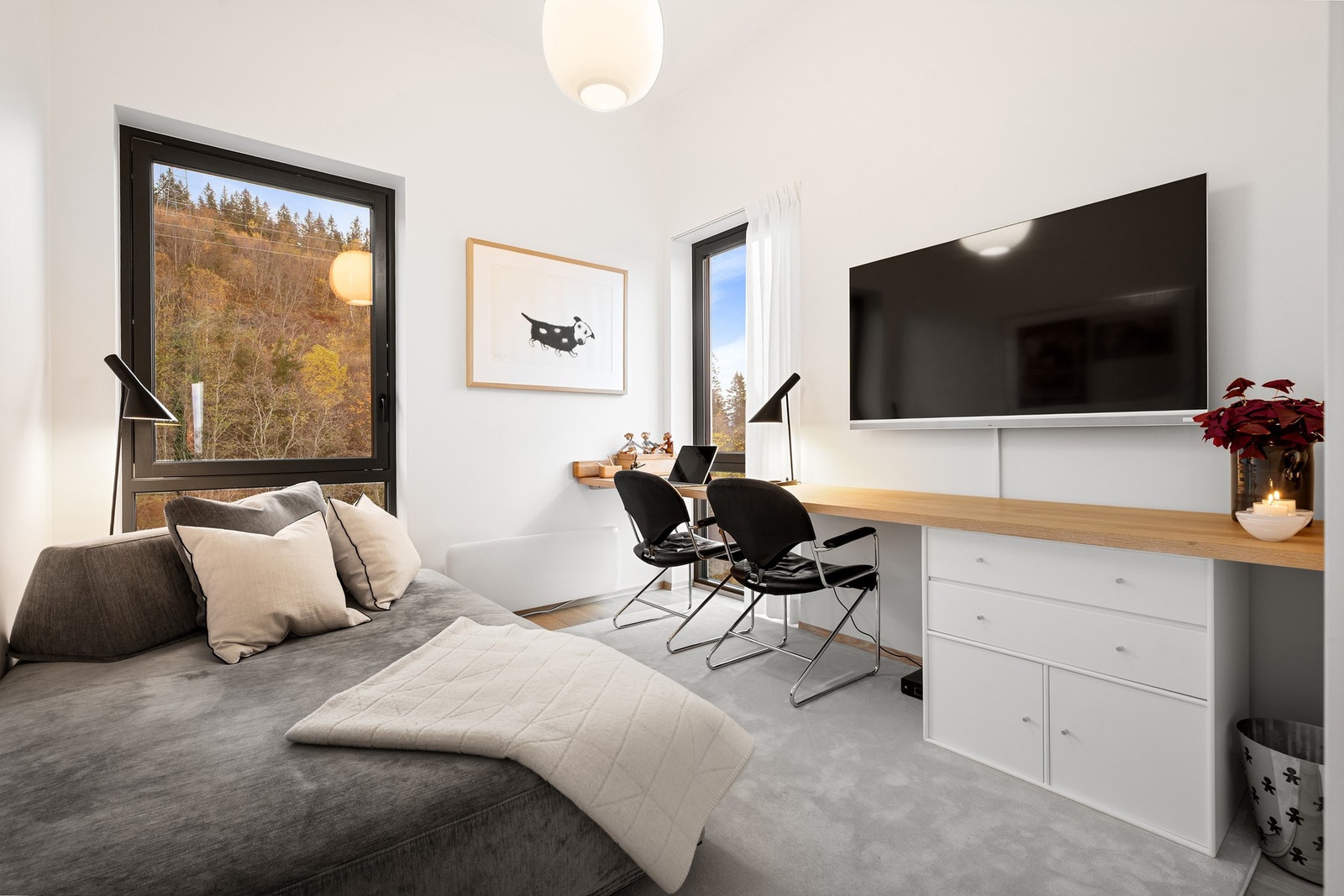 Boligen har 2 store soverom på 8,9 kvm og 8,7 kvm. Selger har i dag innredet det ene soverommet som tv-stue. Galleribilde