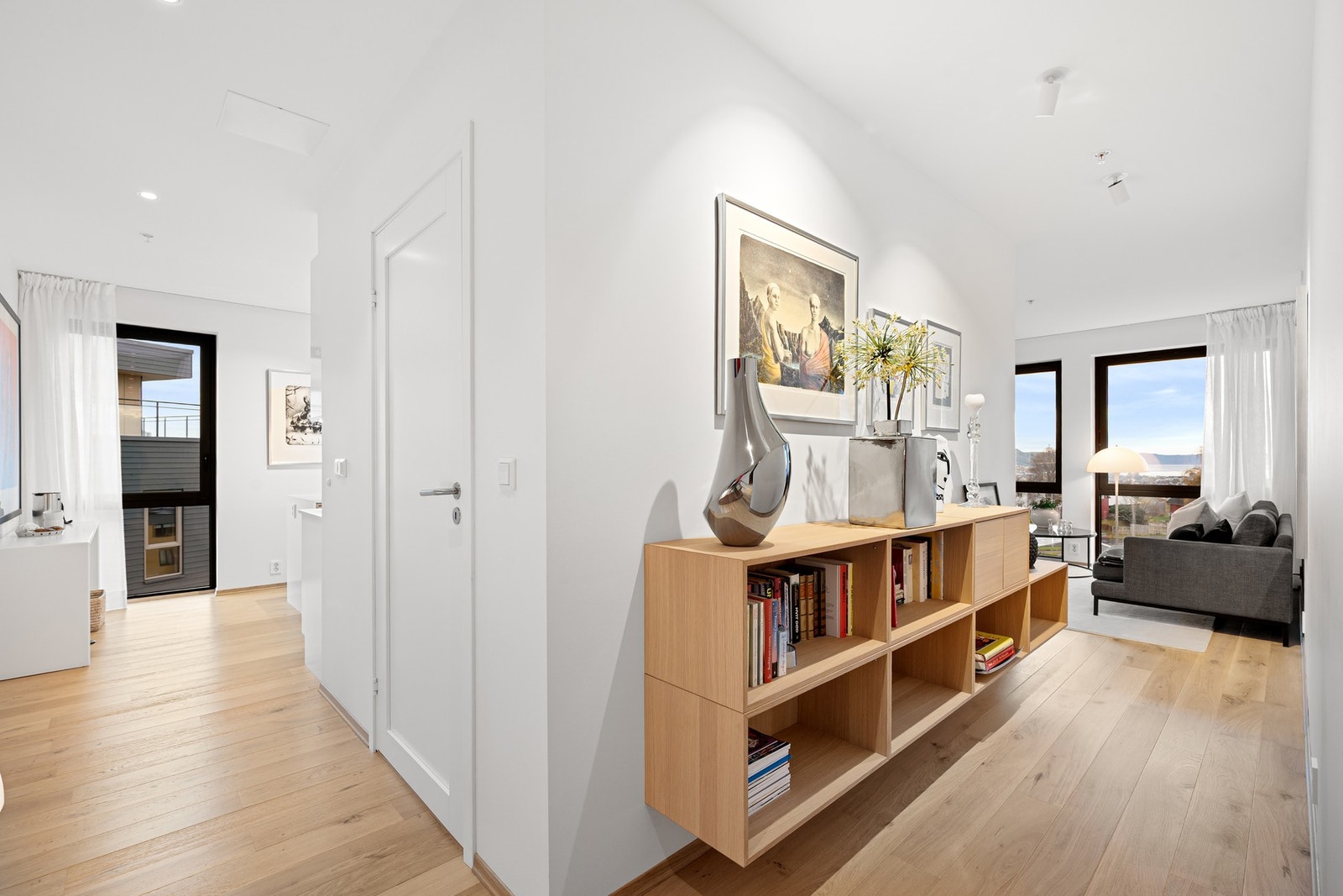 Innbydende standard med rene overflater, en-stavs parkettgulv og stemningsfull belysning i himling. Galleribilde