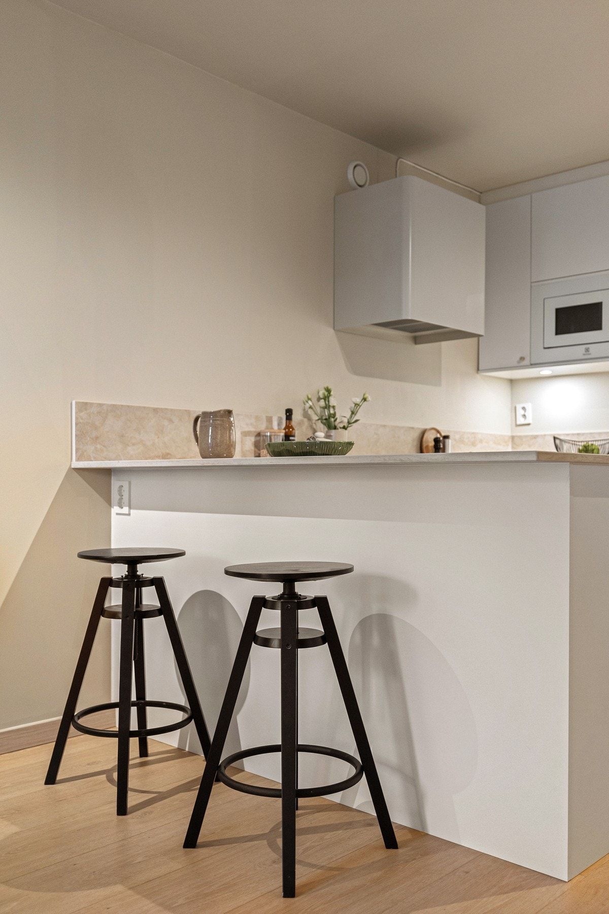 Sosial halvøy med barløsning. Alle overflater er nymalt i tidsriktige fargetoner i 2024. Galleribilde