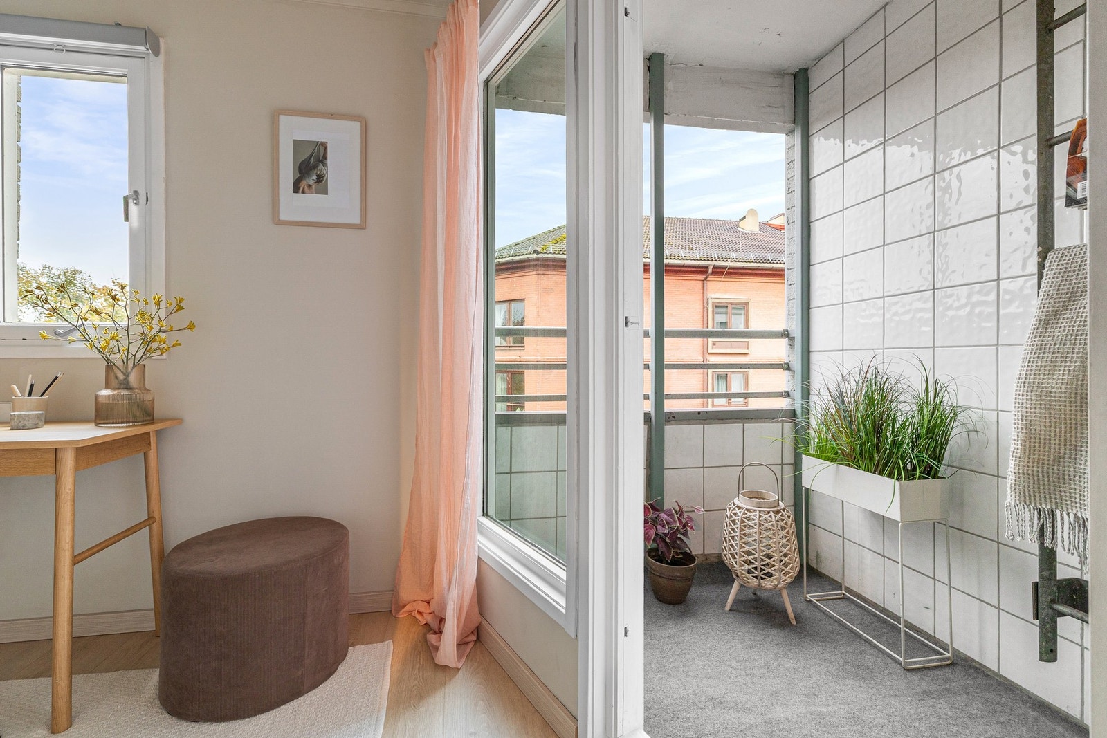 Leiligheten er gjennomgående med vindusflater i tre himmelretninger. Galleribilde