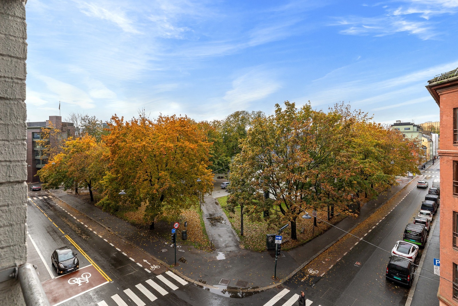 Leiligheten ligger høyt og fritt i 5. etasje med heisadkomst og det beste Oslo har å by på rett utenfor døren! Galleribilde