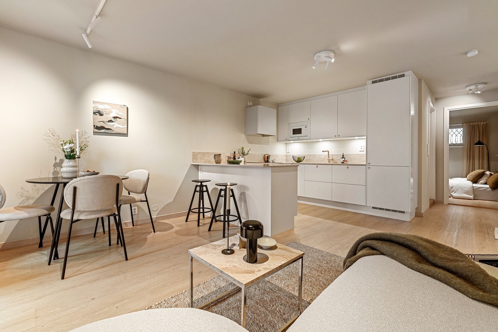 Gjennomgående 2-roms med alkove, heis og god standard.
Foto: Aakermann Photography (André Aakermann) Galleribilde