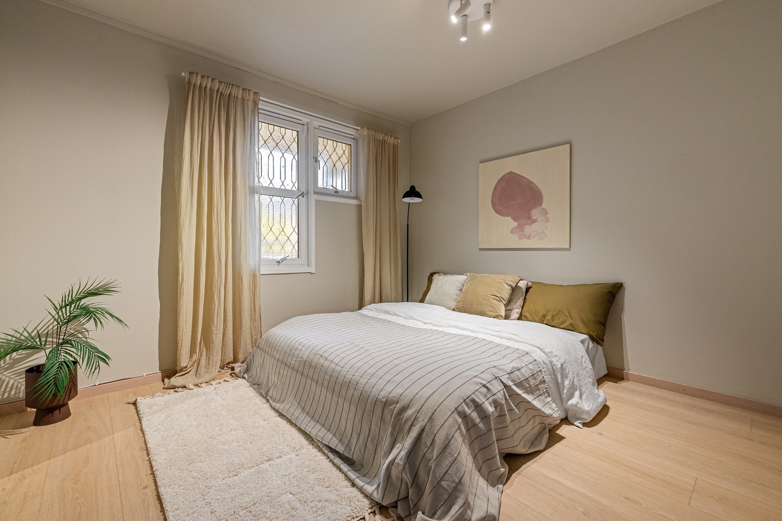 God plass til dobbeltseng og nattbord på hver side. Galleribilde