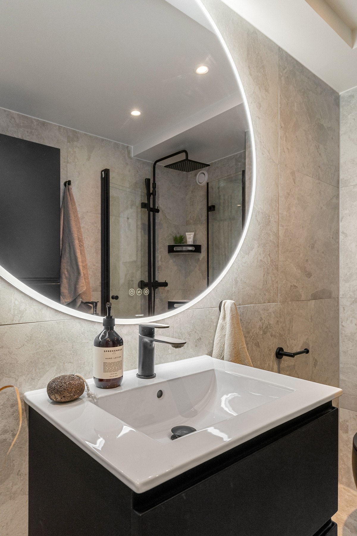 Lekker innredning med påkostede armaturer og et helhetlig design. Galleribilde