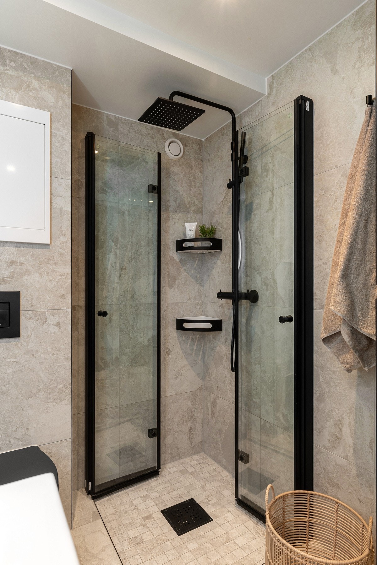 Waterfall- og hånddusj. Behagelige varmekabler i gulv. Galleribilde