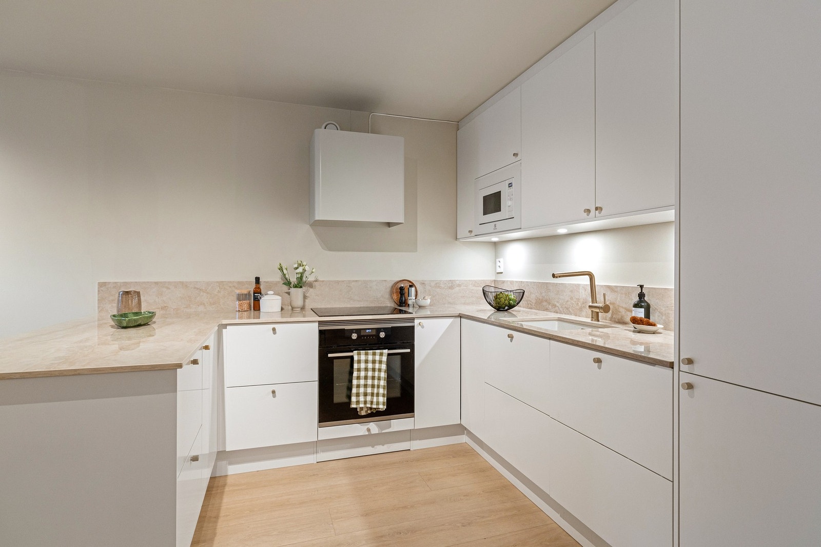 Takhøye skap kun på høyre side og lave skap til venstre som gir en åpen og sosial tilknytning til spisestuen. Galleribilde