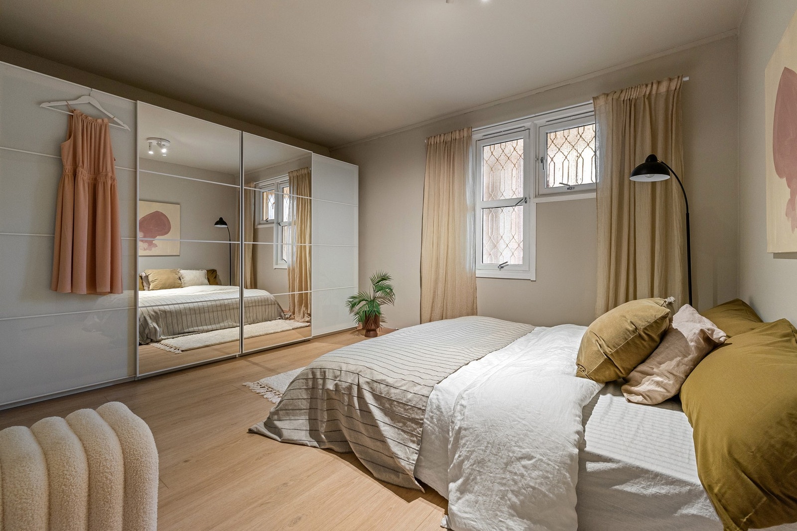 Romslig master soverom med lekre garderobeskap. Galleribilde