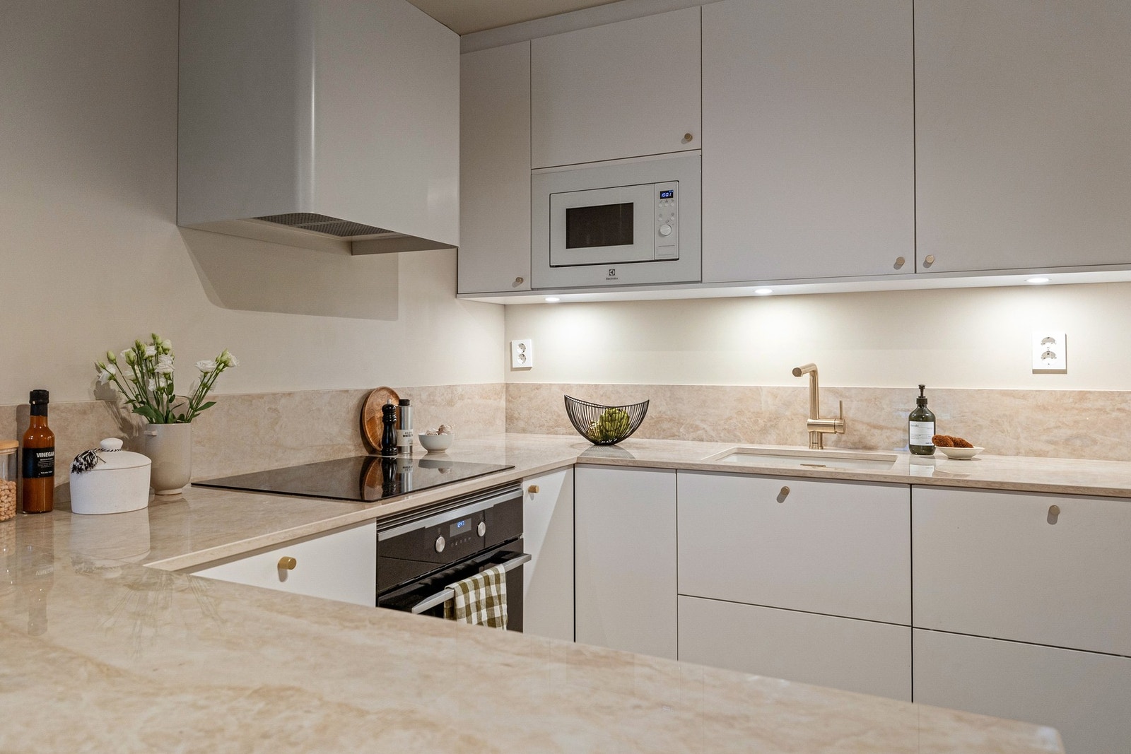 Meget påkostet benkeplate i Dekton. Komplett integrert hvitevarepakke som medfølger salget. Galleribilde