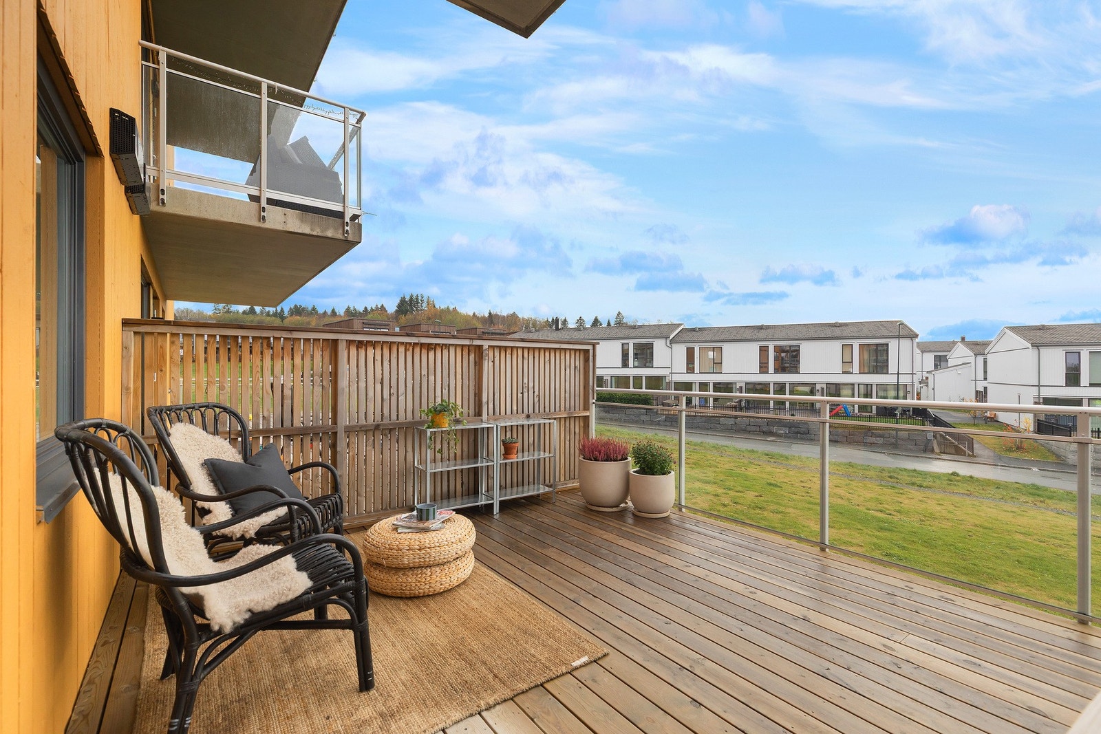 Med sørvendt beliggenhet og åpent grøntareal rundt, får du her en lang solgang fra formiddag til ettermiddag Galleribilde