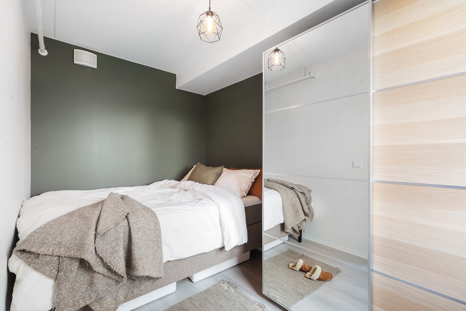 Stort soverom på 7,3 kvm med stor skyvedørsgarderobe som medfølger handelen Galleribilde