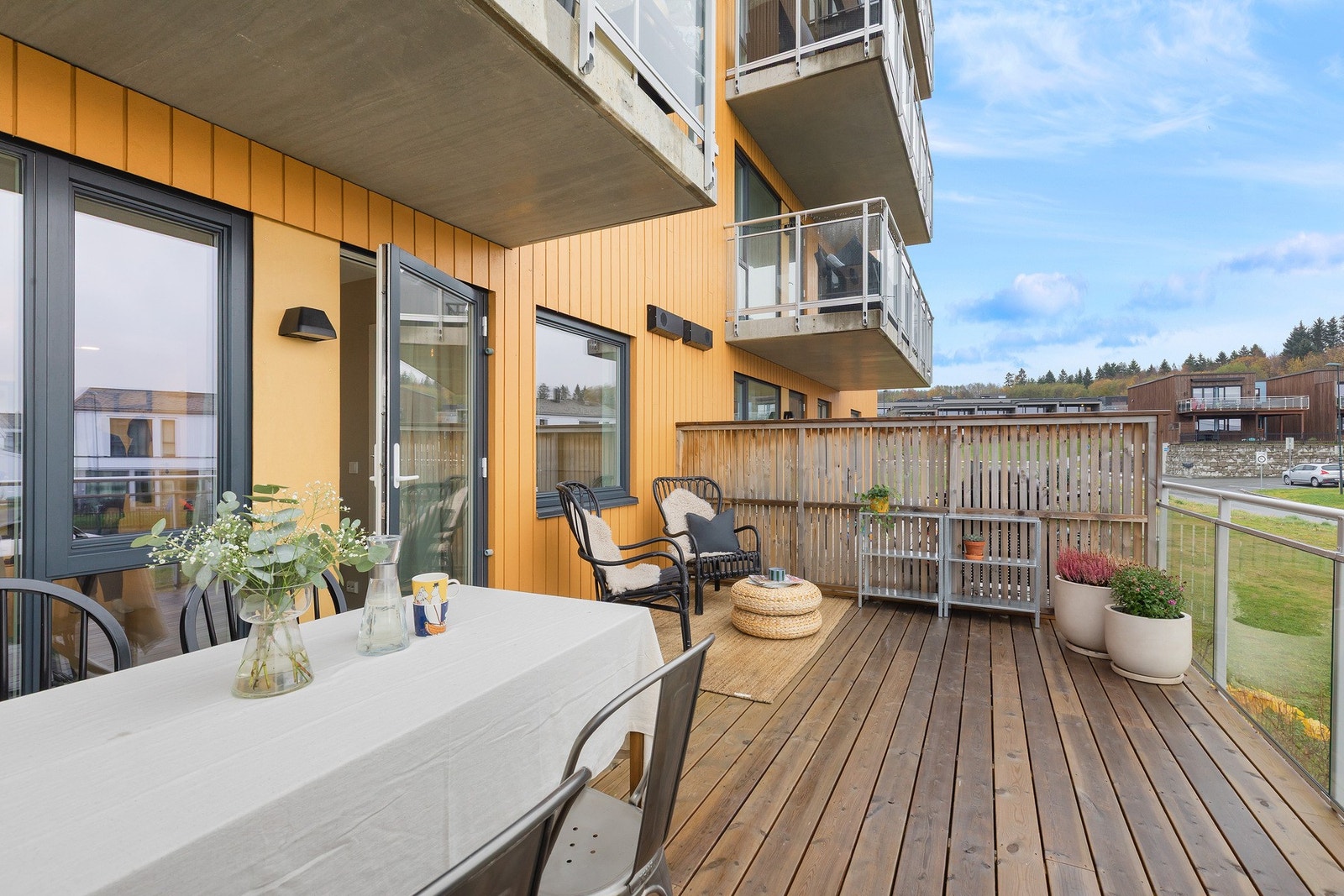 Fra stuen kommer du rett ut til denne fantastiske uteplassen Galleribilde