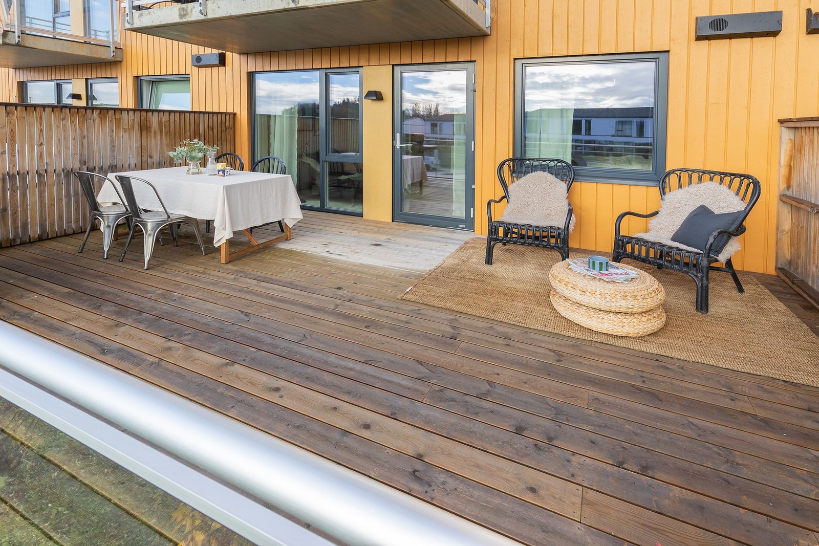 Hele terrassen er på romslige 21 kvm og blir en god forlengelse av stuen på fine sommerdager Galleribilde