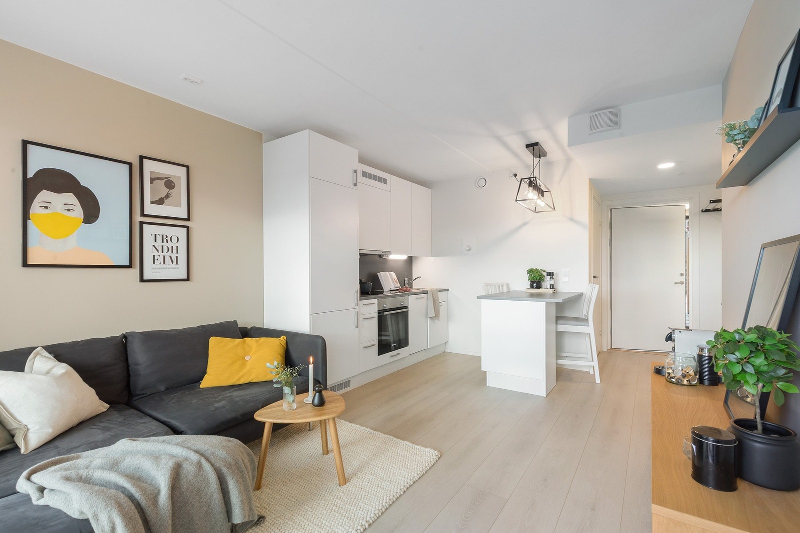 Den åpne stue-/kjøkkenløsningen er på 15,6 kvm og føles romslig ut og får mye naturlig lys fra vindusflatene Galleribilde