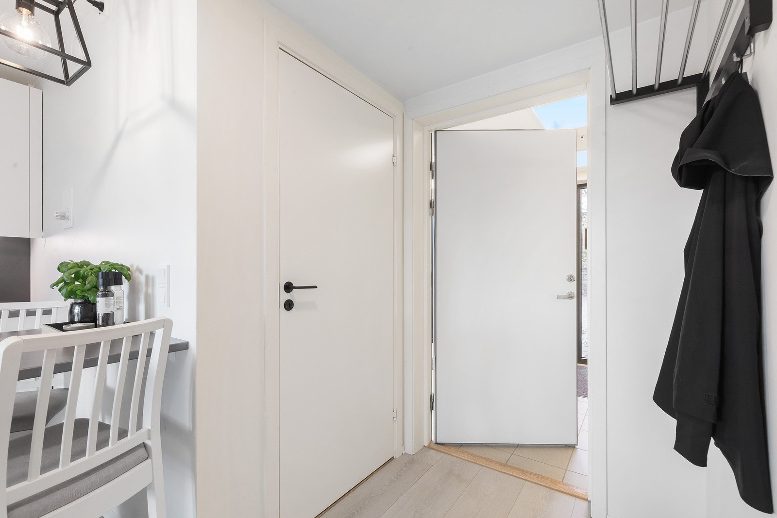 I gangen finner du oppheng til ytterklærne og plass til skooppbevaring, samt en innvendig bod på 2,5 kvm Galleribilde