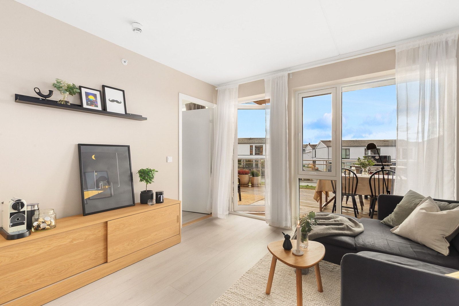 Leiligheten er en herlig & arealeffektiv 2-roms fra 2022, i høy 1.etasje med en fantastisk uteplass Galleribilde